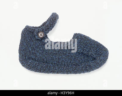 Baby Schuh, gestrickte Schuh, blau, Wolle Schuh, Seil Schuh, Handwerk, handgefertigt, handgestrickte, hausgemachte, Gürtel, Riemchen, Taste, Kleidung, Kleidungsstück, Babybekleidung, warm, ruhig leben, Studio, freie Platten Stockfoto