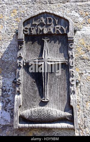 Hölzerne Pfarrkirche von Lady St Mary Schild an der Kirchenmauer, Wareham, Dorset, England, Vereinigtes Königreich, West-Europa. Stockfoto