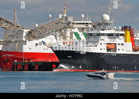 Ein kleines Boot kreuzt vor Falmouth docks Stockfoto