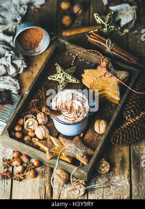 Tasse heiße Schokolade, Lebkuchen, Nüssen in Holztablett Stockfoto