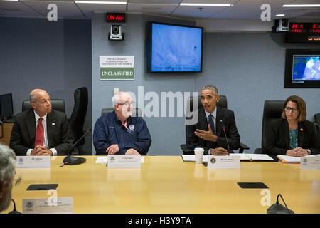 US-Präsident Barack Obama spricht zu den Medien nach Sachwissen auf Hurrikan Matthew während eines Besuchs, das der Federal Emergency Management Agency 5. Oktober 2016 in Washington, DC Hauptquartier. Sitzung mit dem Präsidenten sind: (von links nach rechts): Homeland Security Secretary Jeh Johnson, FEMA Administrator Craig Fugate und Lisa Monaco, Assistent des Präsidenten für Homeland Security und Anti-Terror. Stockfoto