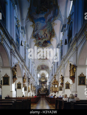 Deutschland, Bayern, München, Peterskirche, Mittelschiff, Gläubigen, Oberbayern, Kirche, St. Peter, "Alter Peter", innen, Innenansicht, glauben, Religion, Bänke, Sättel, Altar, Kanzel, Hochaltar, Tresor, Deckengemälde, Fresken, Gemälde, Kultur, Kunst Stockfoto