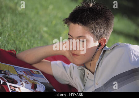 Wiese, junge, Walkman, Jugendlichen Figur, Schrift, lesen Sie Teenager jungen, Teenager, Kind, Freizeit, Urlaub, Entspannung, Erholung, erholen, ausruhen, entspannen, genießen, Magazine, Musik, nur hören, Interesse, Interesse, Aufmerksamkeit, sorgfältig Stockfoto