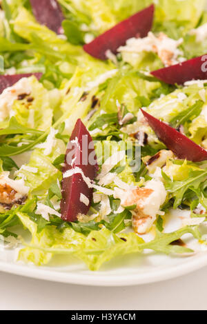 Salat mit Roter Beete in Nahaufnahme. Gesunde Ernährung-Essen mit Gemüse. Serviert auf einem Teller als vegetarisches Gericht oder Vorspeise. Stockfoto