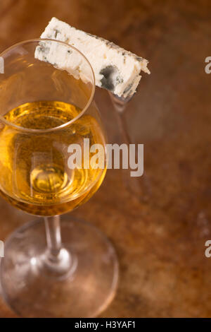 Blue Cheese und Weißwein Dessert im Glas. Rustikales französisches Essen als Snack oder Vorspeise. Stockfoto