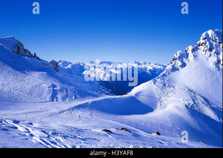 Österreich, Tirol, St. Anton in den Bergen Arl, Skigebiet, Valugagrat, Skifahrer, Winter Winterlandschaft, Bergregion, Berglandschaft, Berge, Skiregion, Berg Arl, Arlberggebiet, Skipisten, downhill-Strecke, 8,5 km, Valuga Grat Stockfoto