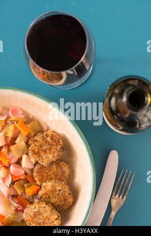 Veggie-Burger gemacht von Mandeln, Linsensuppe und Halloumi mit Rotwein serviert. Vegetarische gebratene Fastfood mit Gemüse. Stockfoto