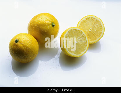 Zitronen, komplett, halbiert, Stillleben, Obst, Früchte, Zitrusfrüchte, Agrumen, Ernährung, gesund, Vitamine, reich an Vitaminen, Vitamin C, Citrus, Stockfoto