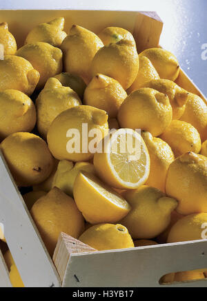 Box, Zitronen, Zitrusfrüchte, Zitrone, gelb, Vitamin C, ätzend, komplett, Früchte-Hälften, Stockfoto