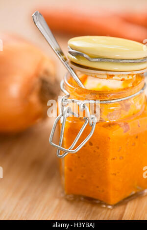 Hausgemachte Chili paste im Glas. Stockfoto