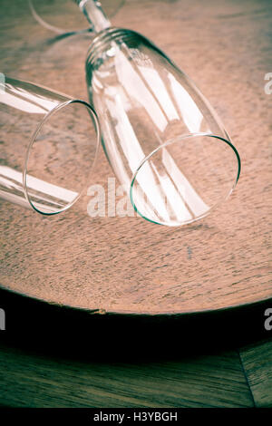 Zwei leere Sektgläser auf Holztisch. Konzept der leere oder Einsamkeit. Stockfoto