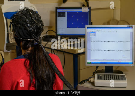 Person unterziehen ein Elektroenzephalogramm mit einem EEG Kappe, ihr Gehirn elektrische Aktivität zu scannen Stockfoto