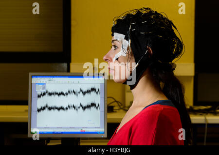 Person unterziehen ein Elektroenzephalogramm mit einem EEG Kappe, ihr Gehirn elektrische Aktivität zu scannen Stockfoto