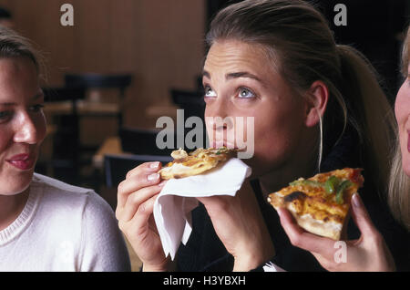 Frauen, Pizza, Essen, innen, Freunde, Freundschaft, jung, drei, Stück Pizza, Lebensmittel, Ernährung, ungesund, Kalorien, reich an Kalorien, Aktie, glücklich, Nahaufnahme Stockfoto