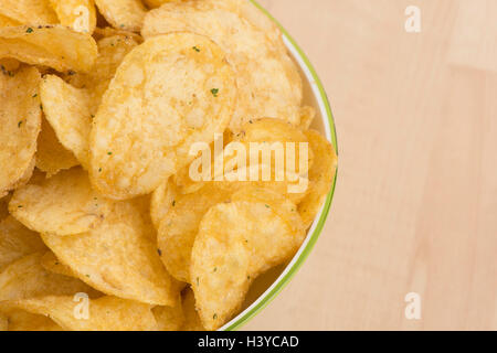 Kartoffel-Chips in die Schüssel auf den Tisch. Nahaufnahme von salzig und Fett Snack. Ungesundes Essen. Stockfoto