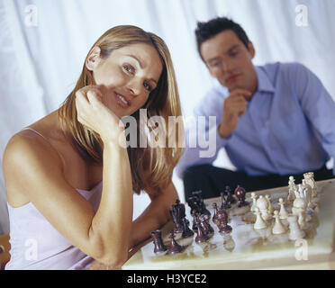 Schach, Mensch, glaube, spielen Frau, glücklich, innen, zu Hause, privat, Paare, Jugendliche, Freizeit, Freizeitbeschäftigung, Unterhaltung, Hobby, Spiel, Schach, Brettspiel, Brett, Figuren, gemeinsam betrachten, Spielsituation, Fröhlichkeit Stockfoto