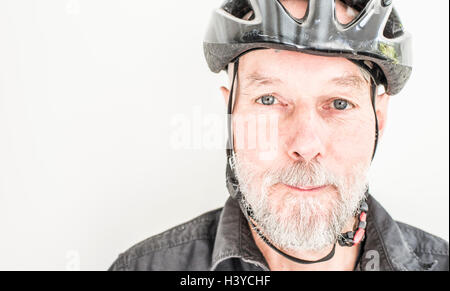 Nahaufnahme der alten Mann das Tragen eines Helms beim Radfahren. Porträt von älteren Menschen ein aktives Leben mit gesunden Lebensstil. Stockfoto