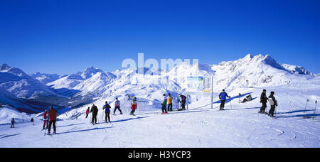 Österreich, Vorarlberg, Lech in den Bergen Arl, Skigebiet, Ski Piste, Skifahrer, Winter, Winterlandschaft, Berglandschaft, Bergregion, Wintersport, Skigebiet, Lech, Oberlech, Berge, große Walsertal Stockfoto