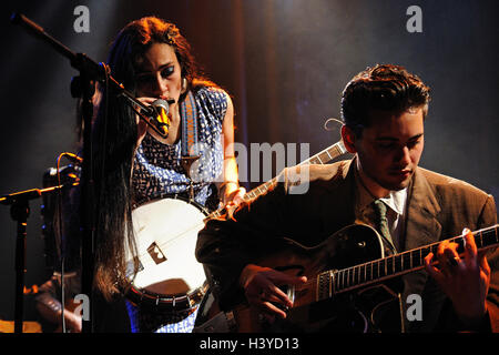 BARCELONA - 30. September: Kitty, Daisy und Lewis (Band) führt auf Apolo am 30. September 2011 in Barcelona, Spanien. Stockfoto