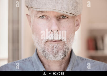 Porträt des alten Mannes Blick in die Kamera. Ernsthafte und entschlossene Gesichtsausdruck. Stockfoto