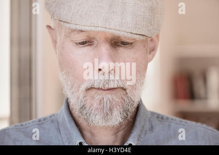 Porträt des alten Mannes auf der Suche nach unten. Ernsten und nachdenklichen Gesichtsausdruck. Stockfoto