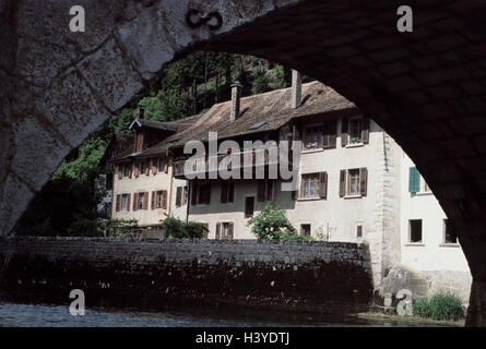 Schweiz, Kanton Jura, Saint-Ursanne, Brücke, Detail, Fluss Doubs, Terrasse, Europa, Suisse, Svizzera, Svizzra, Nodwesten, St-Ursanne, Stadt, Hobbits, historisch, Blick auf die Stadt, lokale Ansicht, Häuser, Wohnhäuser, Haus Linie, steinerne Brücke, Steinbogen Stockfoto