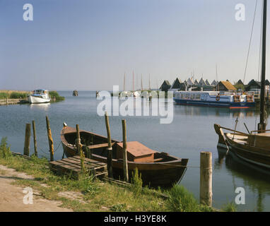 Deutschland, Mecklenburg-Vorpommern, Ahrenshoop, Bezirk, Althagen, Hafen, Europa, Norddeutschland, Halbinsel Darß, Ostsee Bad, Ostsee, Seebad, lokale Ansicht, Hafenbecken, Boddenhafen, Landung, Bühne, Boot, Holzboot, Detail, Anker, investieren, Fischerhäusern, Stockfoto