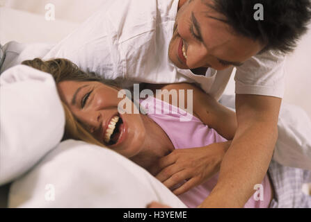 Bett, paar, glücklich, Spaß, Porträt, zu Hause, privat, jung, verliebt sich in Liebe, Liebe, Liebhaber, Partner, Partnerschaft, vor dem Ehepaar, gute Laune, fröhlich, Fröhlichkeit, Vertrauen, Zuneigung, lustig, geschmolzene, Überschwang Stockfoto