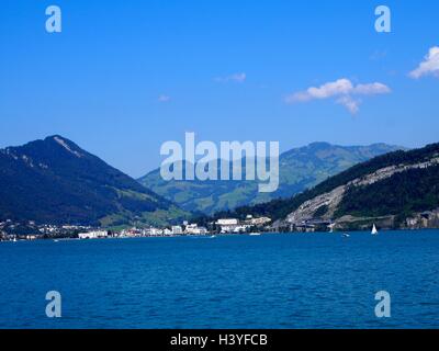 Die Relaxed Blick auf die wunderschöne & Serene Vierwaldstättersee in der Schweiz während der Fahrt auf! Stockfoto