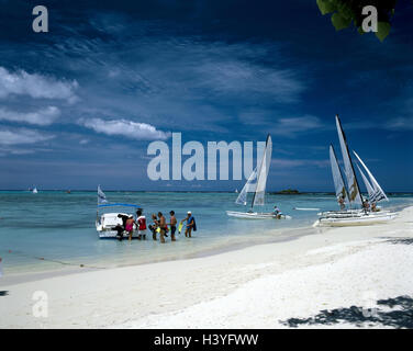 Mauritius, Mon Choisy, Strand, Boot, Tourist, Indischer Ozean, Maskarenen, Insel, Staat, Insel, Katamarane, Ausflugsschiff, Urlaub, Freizeit, Tourismus, Freizeitangebote, Freizeitmöglichkeiten, Ausflug Stockfoto