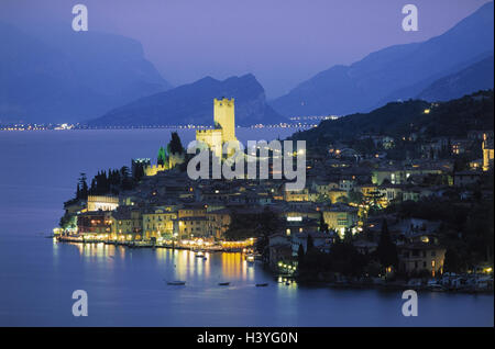 Italien, Trentino, Gardasee, Malcesine, lokale Ansicht, Beleuchtung, Abend, Europa, Tu Gardasee, See, Ostufer, Ort, Skaliger-Burg, Ort von Interesse, Wahrzeichen, See, Urlaubsziel, blaue"Stunde" Stockfoto