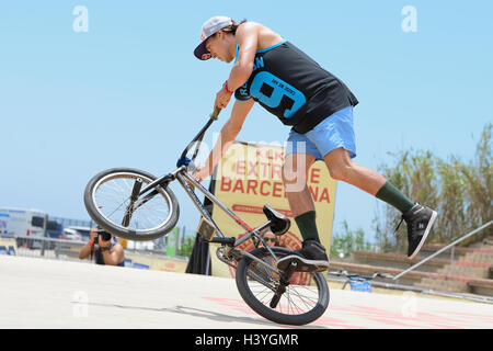 BARCELONA - 28 Juni: Ein Profi-Fahrer beim Flatland BMX (Bicycle Motocross) Wettbewerb in LKXA Extreme Sport Barcelona. Stockfoto