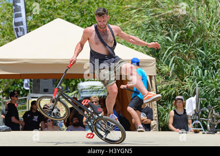 BARCELONA - 28 Juni: Ein Profi-Fahrer beim Flatland BMX (Bicycle Motocross) Wettbewerb in LKXA Extreme Sport Barcelona. Stockfoto