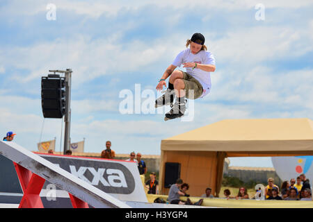 BARCELONA - 28 JUN: Eine professionelle Skater beim Inline-skating Sprünge Wettbewerb bei LKXA Extreme Sport Barcelona spielen. Stockfoto