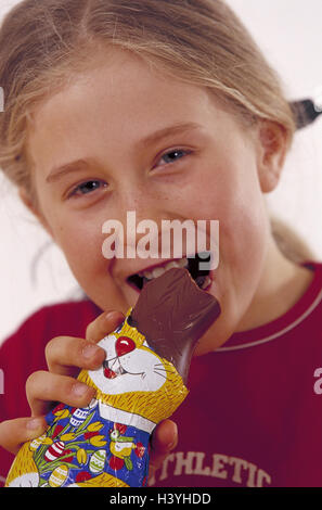 Ostern, Mädchen, Schokolade Osterhasen, isst, Osterfest, Ostern, Osterbräuche, Osternest, Osterhasen, Schokolade, Süßigkeiten, süße, Knabbereien, Kindheit, fröhlich, glücklich, Natürlichkeit, Porträt Stockfoto