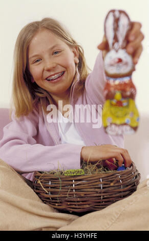 Ostern, Mädchen, Osternest, Schokolade Osterhasen zeigt Osterfest, Ostern, Osterbräuche, Osterhasen, Schokolade, Schokolade Hase, süß, Süßigkeiten, Angebote, präsent, stolz, Kindheit, fröhlich, glücklich, Natürlichkeit, innen Stockfoto