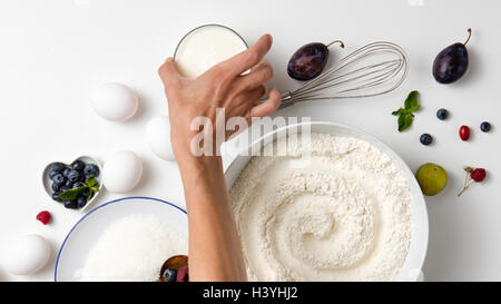 Zutaten für das Backen von Kuchen mit Beeren. Stockfoto