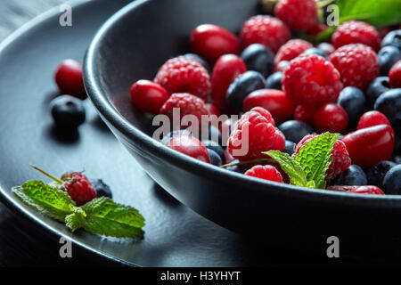 Frische Beeren in die Schüssel. Stockfoto