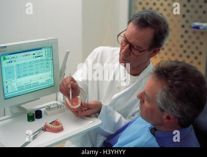 Praxis, Zahnarzt, Patienten, Gespräch, Biss Modell, Computer, Wachsmodell, Prothese, Zahnersatz, Vollprothese, Zahntechniker, Set Zahnersatz, Zahnmedizin, Medizin, Arzt, Zahnrad-Technologie, Modell, Mann, Beruf, Arbeit, Arbeit, erklären die Zahnarzt Praxis Stockfoto