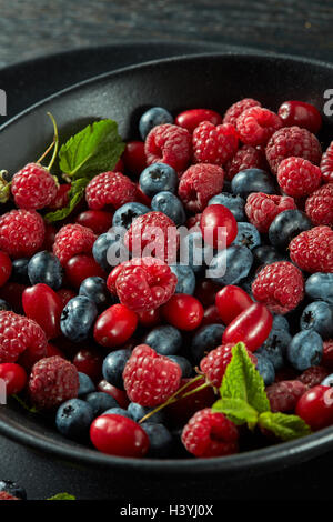 Frische Beeren in die Schüssel. Stockfoto