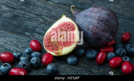 Beeren und Feigen Stockfoto