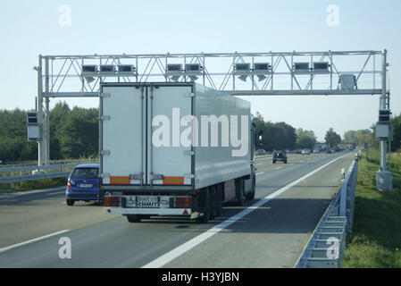 Verkehr, Brücke, Maut für LKW, traumhaft sammeln Steuern LKW Verkehr, Bundesautobahn, Autobahn, Boardkontrolle, Maut Ort, Maut, Autobahn-Maut, Maut, Toll-Collect, Steuerung, Anlage, LKW, Straße Gebühr, Gebühr, Güterverkehr, Logi Stockfoto