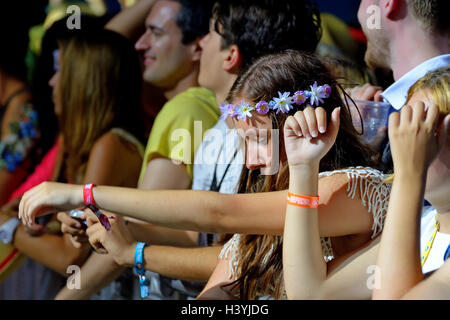 BENICASSIM, Spanien - 17 Juli: Menge in einem Konzert am FIB Festival am 17. Juli 2014 in Benicassim, Spanien. Stockfoto