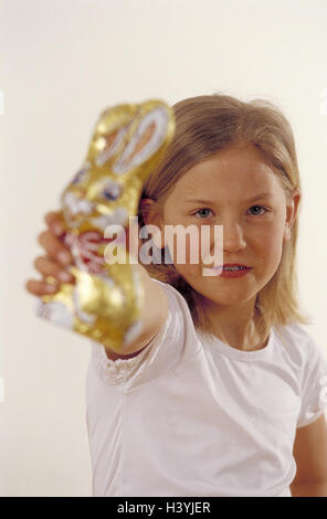 Ostern, Mädchen, Schokolade Osterhasen zeigt Osterfest, Ostern, Osterbräuche, Osternest, Osterhasen, Schokolade, Schokolade Hase, süß, Süßigkeiten, Angebote, präsent, stolz, Kindheit, fröhlich, glücklich, Natürlichkeit, innen Stockfoto