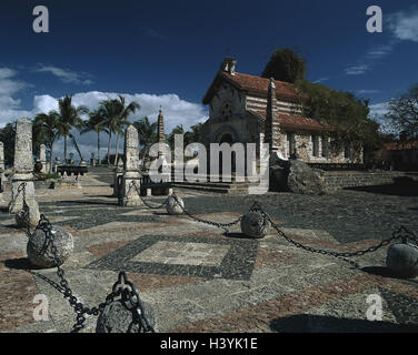 Die Dominikanische Republik, Altos de Chavon, Kirche San Estanislao, der Karibik, West-indischen Inseln, Karibische Inseln, der großen Antillen, die Insel Hispaniola, Provinz La Romana, Künstlerdorf Künstlerkolonie, Simulation, mediterrane Siedlung, Ar Stockfoto