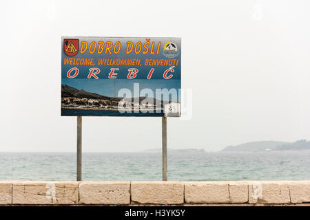 Eine Willkommen in Orebic Informationen melden Sie am Strand von Orecbic Kroatien Stockfoto