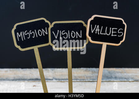 Geschäft Nachricht MISSION, VISION, Werte, die auf hölzernen Mini Tafel Etiketten mit Kreide geschrieben unscharf gestellt Tafel und Holz Tisch im Hintergrund Stockfoto