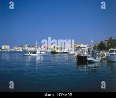 Kroatien, Istrien, Porec, Blick auf die Stadt, Hafen, Boote, Fischerboote, Balkanhalbinsel, Westküste, Stadt, Hafenbecken, Bootssteg, Stiefel, Fischerboote, touristische Stiefel, Freizeitangebot, Tourismus, Bootsfahrt, Bootstour, Urlaubsziel, Destination, Sommer Stockfoto