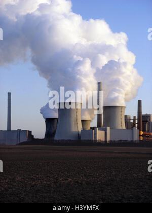 Deutschland, NRW, Grevenbroich, Neurath, Kraftwerk, Kühltürme, Rauch, Licht, Abend, Europa, Industrieanlage, Braunkohle-Kraftwerk, Kohle-Kraftwerk, Heizkraftwerk, Schornsteine, Türme, laufende Produktion, indu Stockfoto