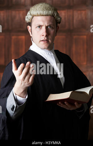 Porträt des Rechtsanwalts halten kurze und Buch Rede Stockfoto